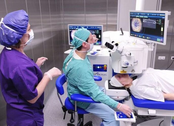 Pour les déchirures rétiniennes, une coagulation au laser est réalisée.